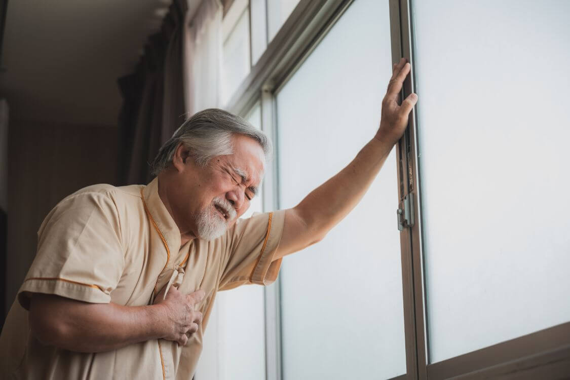 Homme âgé isolé avec des problèmes cardiaques