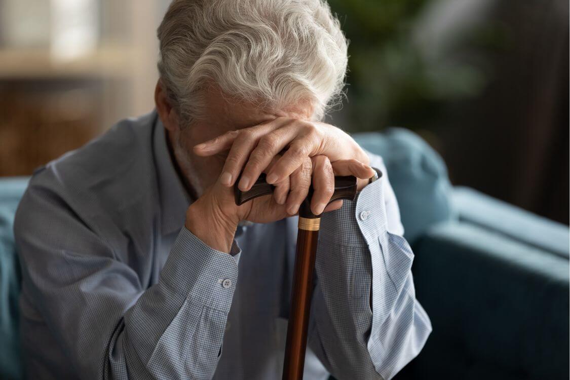 Une personne âgée ne parle plus