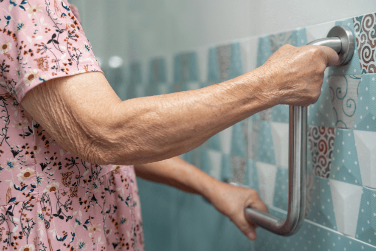 Personne âgée dans la douche pour faire sa toilette